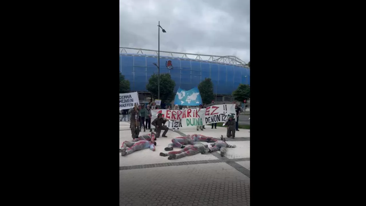 Denuncian ante el estadio de Anoeta la "limpieza de imagen" que hace el máximo accionista de Sapa con la Real