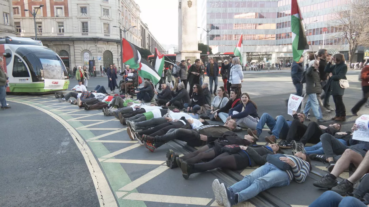 Tranbiaren zerbitzua eten dute protesta batekin. 
