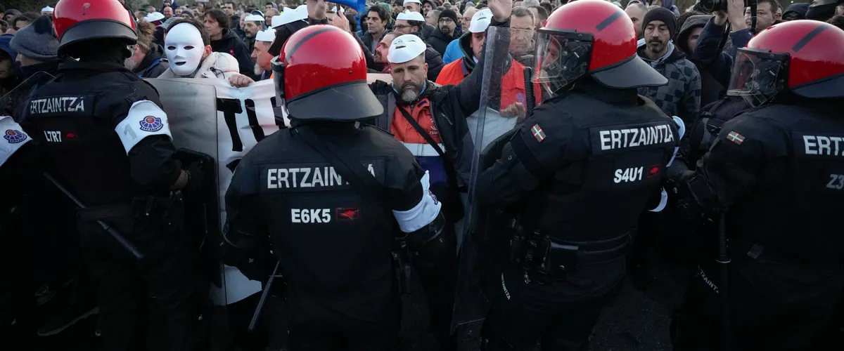 MURRIO (ÁLAVA), 09/02/2026.- Trabajadores tras un cordón de la Ertzaintza durante una manifestación convocada en el acceso a la fábrica de Tubos Reunidos en la localidad alavesa de Murrio, este lunes, tras el inicio anoche de una huelga convocada a la espera de conocer el número de afectados por el ERE. EFE/ Adrián Ruiz Hierro
