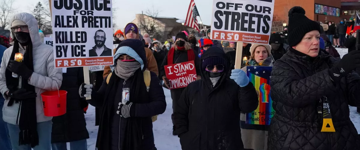 MINNEAPOLIS (United States), 24/01/2026.- People gather for an evening vigil in Whittier Park, a few blocks from the site where Alex Pretti was fatally shot by federal agents in south Minneapolis, Minneapolis, Minnesota, USA, 24 January 2026. EFE/EPA/CRAIG LASSIG
