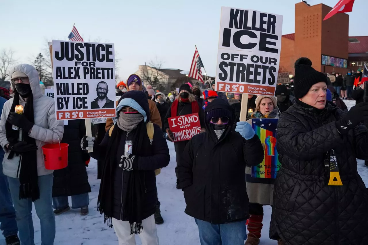 MINNEAPOLIS (United States), 24/01/2026.- People gather for an evening vigil in Whittier Park, a few blocks from the site where Alex Pretti was fatally shot by federal agents in south Minneapolis, Minneapolis, Minnesota, USA, 24 January 2026. EFE/EPA/CRAIG LASSIG
