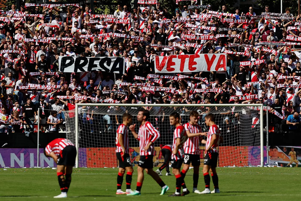 MADRID, 10/10/2026.- El arbitro suspendió momentáneamente el partido después de que la afición rayista protestara contra la gestión de Martín Presa lanzando aviones de papel y bolas pequeñas de plástico, durante el partido de LaLiga que enfrentó Al Rayo Vallecano y al Athletic Bilbao, este sábado. EFE/ Mariscal
