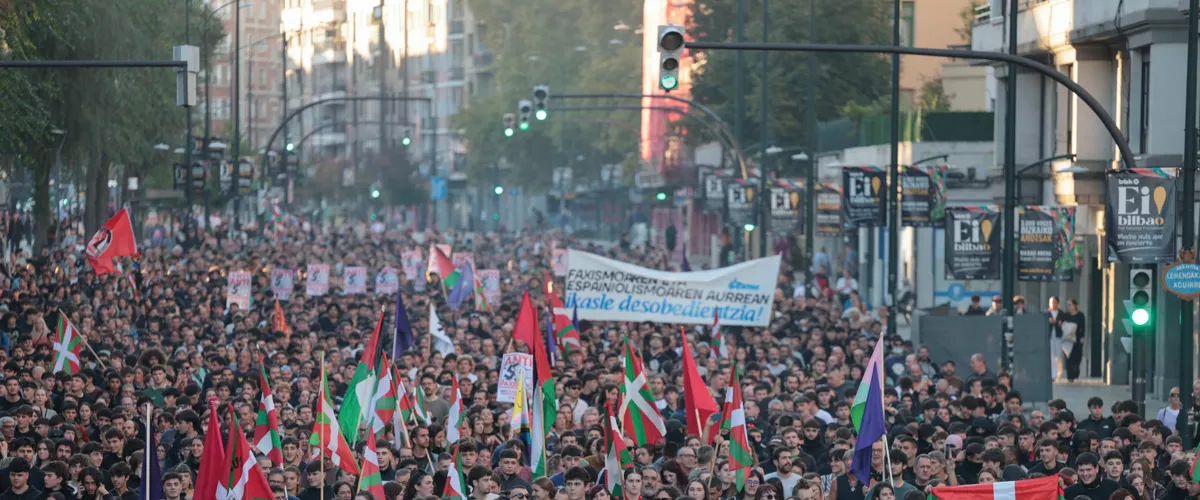 BILBAO, 26/10/2026.- Cientos de jóvenes participan en una manifestación de estudiantes y de colectivos 'antifascistas' este lunes por el centro de Bilbao "contra el fascismo" y en protesta por el acto anunciado por el agitador y activista político Vito Quiles para esta tarde en la ciudad. EFE/Luis Tejido
