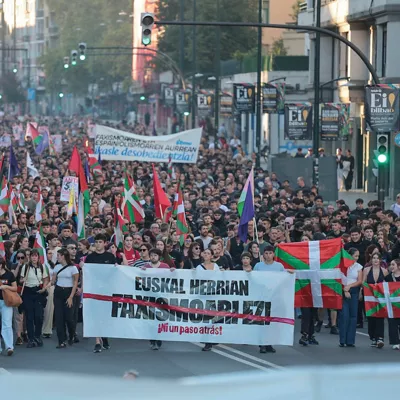 BILBAO, 26/10/2026.- Cientos de jóvenes participan en una manifestación de estudiantes y de colectivos 'antifascistas' este lunes por el centro de Bilbao "contra el fascismo" y en protesta por el acto anunciado por el agitador y activista político Vito Quiles para esta tarde en la ciudad. EFE/Luis Tejido
