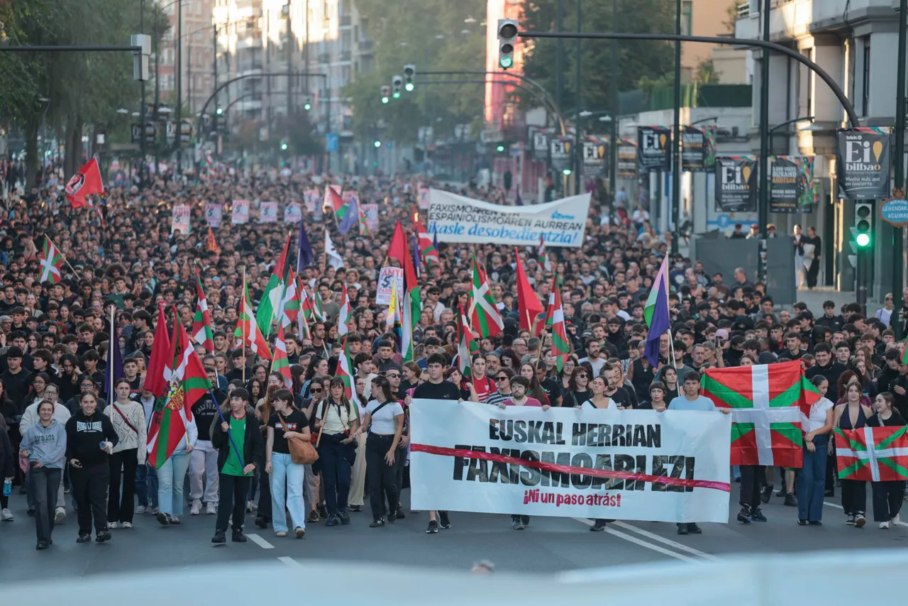 BILBAO, 26/10/2026.- Cientos de jóvenes participan en una manifestación de estudiantes y de colectivos 'antifascistas' este lunes por el centro de Bilbao "contra el fascismo" y en protesta por el acto anunciado por el agitador y activista político Vito Quiles para esta tarde en la ciudad. EFE/Luis Tejido
