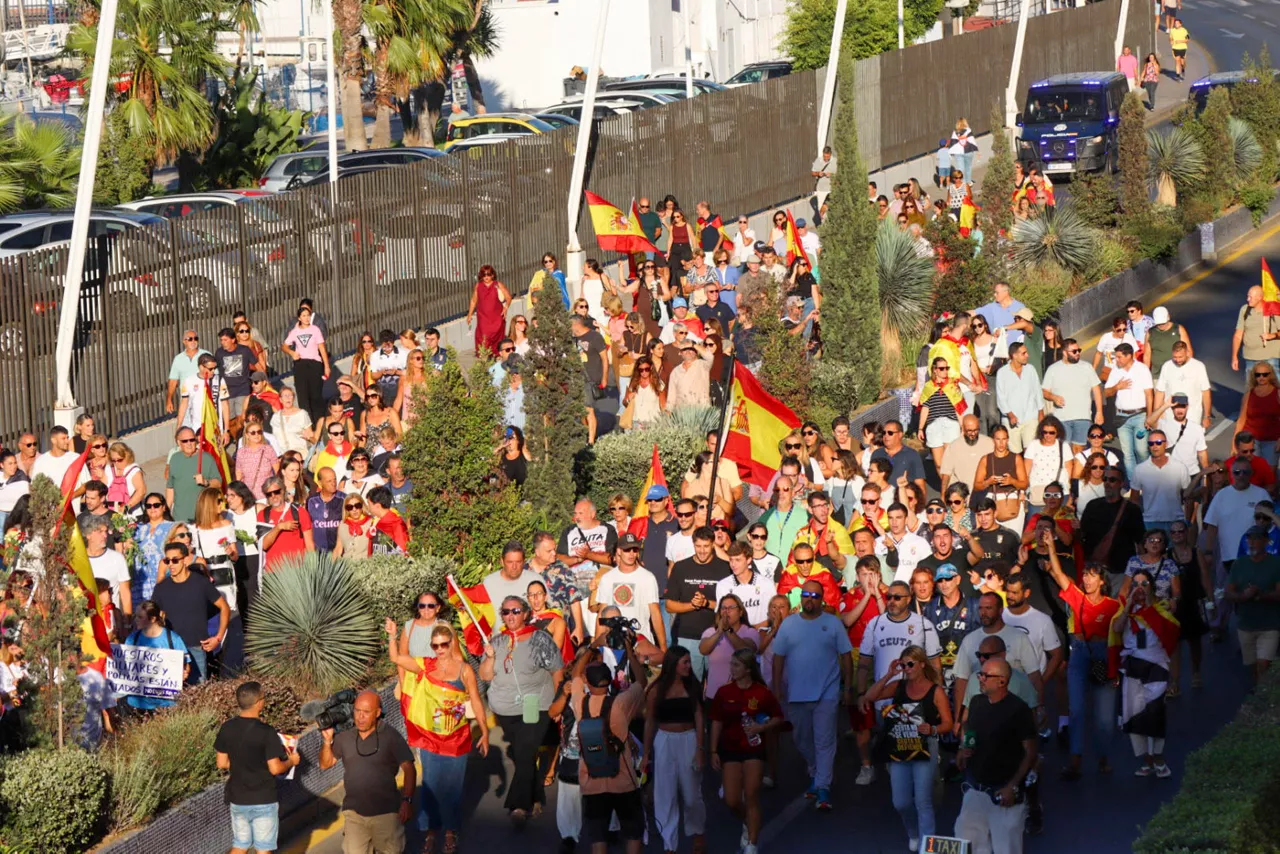 CEUTA, 28/08/2026.- Protestas en las calles de Ceuta contra la crisis migratoria este viernes en la ciudad autónoma. EFE/Reduan
