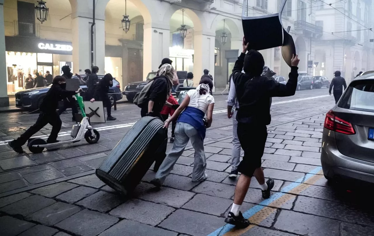 TORINO (Italy), 17/10/2026.- People attend a protest march against the high cost of living in Turin, Italy, 17 October 2026. Italy is experiencing nationwide protests over rising living costs, low wages, and concerns about public healthcare and education. (Protestas, Italia) EFE/EPA/TINO ROMANO
