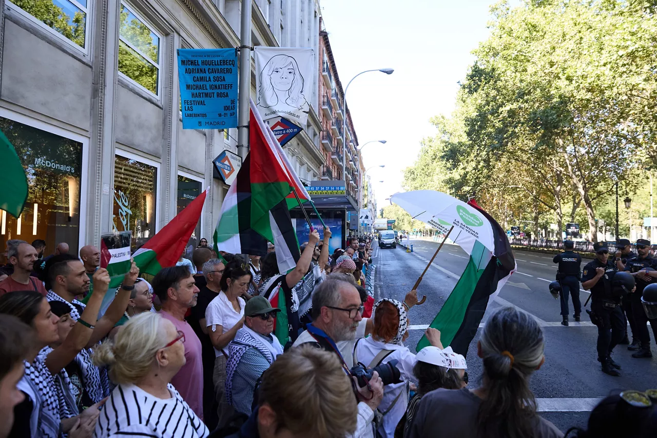 Personas con banderas de Palestina en las inmediaciones de Atocha, antes de pasar la etapa 21 de la Vuelta Ciclista a España, a 14 de septiembre de 2025, en Madrid (España). La Vuelta Ciclista a España pone hoy en Madrid el punto y final a una 90 edición de la ronda española marcada por las protestas en apoyo del pueblo palestino. La etapa final ha comenzando en la localidad de Alalpardo y finaliza en Cibeles con un recorrido de 106 kilómetros.



Jesús Hellín / Europa Press

14 SEPTIEMBRE 2025;PALESTINA;CICLISMO;VUELTA CICLISTA;ESPAÑA

14/9/2025