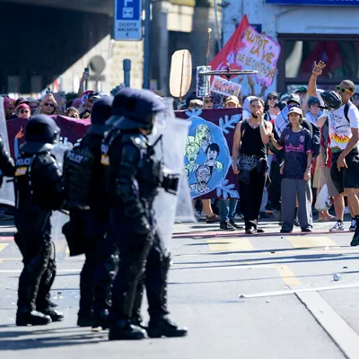 GENEVA (Switzerland), 14/06/2026.- No-G7 activists clash with riot police during a demonstration against the G7 summit in Geneva, Switzerland, 14 June 2026. Protests opposing the G7 summit, which is scheduled to take place from 15 to 17 June 2026 in Evian, France, are centered this weekend in nearby Geneva. Activists have chosen Geneva for its accessibility compared to the high-security perimeter surrounding Evian. (Protestas, Francia, Suiza, Ginebra) EFE/EPA/JEAN-CHRISTOPHE BOTT
