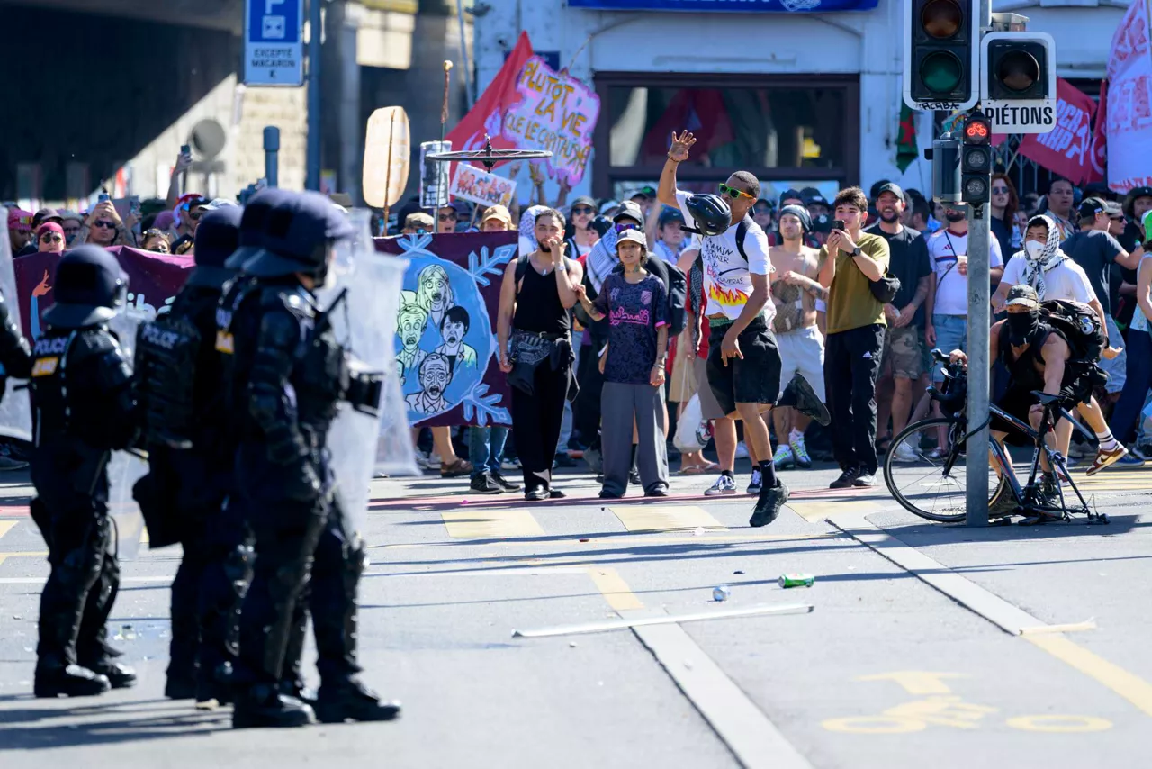 GENEVA (Switzerland), 14/06/2026.- No-G7 activists clash with riot police during a demonstration against the G7 summit in Geneva, Switzerland, 14 June 2026. Protests opposing the G7 summit, which is scheduled to take place from 15 to 17 June 2026 in Evian, France, are centered this weekend in nearby Geneva. Activists have chosen Geneva for its accessibility compared to the high-security perimeter surrounding Evian. (Protestas, Francia, Suiza, Ginebra) EFE/EPA/JEAN-CHRISTOPHE BOTT
