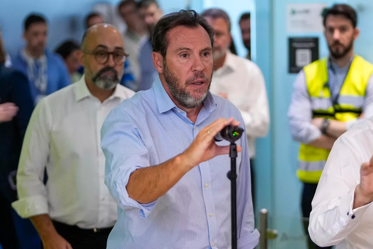 MADRID, 28/10/2026.- El ministro de Transportes, Óscar Puente, comparece ante los medios de comunicación en el Centro de Control del gestor de la infraestructura ferroviaria, Adif, en Madrid, para informar del accidente por alcance en la red de alta velocidad ferroviaria de este miércoles en Urda (Toledo). EFE/ Borja Sanchez-trillo
