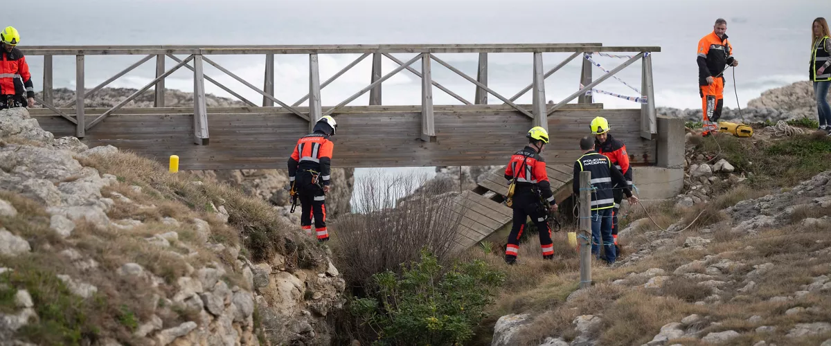 SANTANDER, 04/03/2026.- Las labores para tratar de encontrar a la persona desaparecida tras el colapso de una pasarela costera de Santander, que ha provocado cinco jóvenes fallecidos, continúan desde las 8:00 horas, según ha informado la Delegación del Gobierno en Cantabria. EFE/Pedro Puente Hoyos
