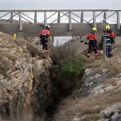 SANTANDER, 04/03/2026.- Las labores para tratar de encontrar a la persona desaparecida tras el colapso de una pasarela costera de Santander, que ha provocado cinco jóvenes fallecidos, continúan desde las 8:00 horas, según ha informado la Delegación del Gobierno en Cantabria. EFE/Pedro Puente Hoyos
