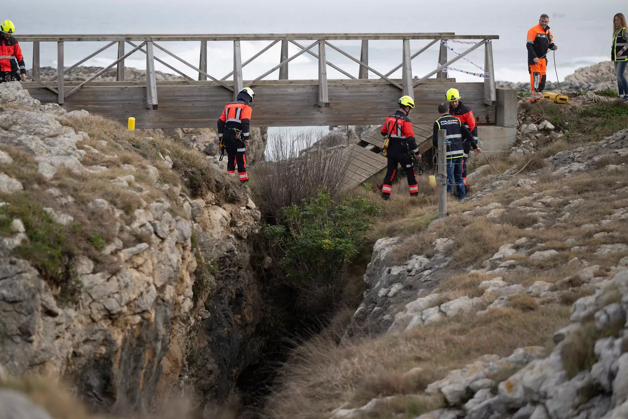 SANTANDER, 04/03/2026.- Las labores para tratar de encontrar a la persona desaparecida tras el colapso de una pasarela costera de Santander, que ha provocado cinco jóvenes fallecidos, continúan desde las 8:00 horas, según ha informado la Delegación del Gobierno en Cantabria. EFE/Pedro Puente Hoyos
