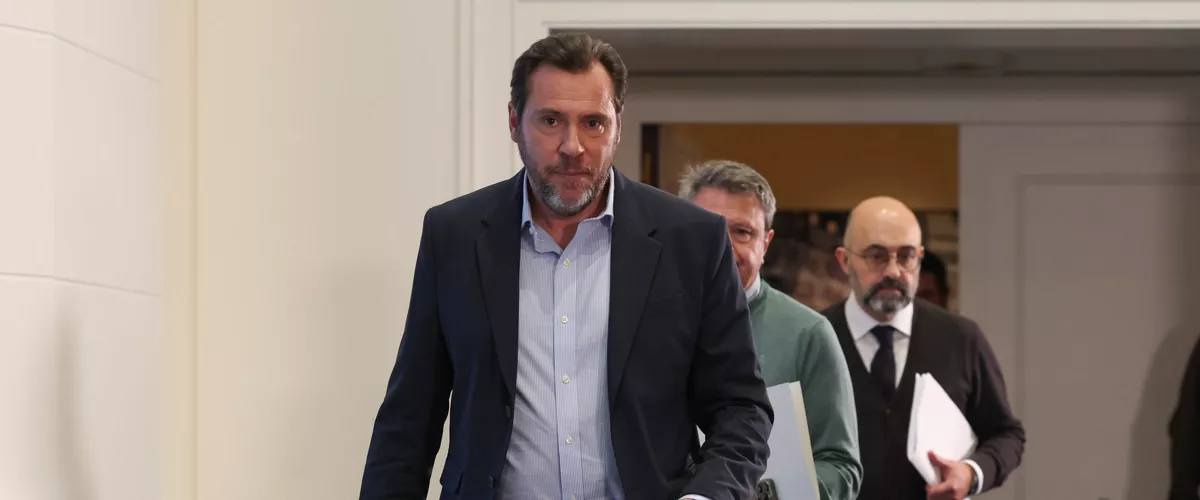 MADRID, 23/01/2026.- El ministro de Transportes, Óscar Puente (i), llega este viernes a ofrecer una rueda de prensa en Madrid, en la que ha asegurado que cree que contar ya con una tesis provisional de que el accidente pudo haberse producido por una rotura de la vía "previa o simultánea" al paso del Iryo siniestrado en Adamuz ofrece "cierta tranquilidad" por su prontitud, aunque ha insistido en que no es definitiva y habrá de confirmarse con pruebas. EFE/ Kiko Huesca
