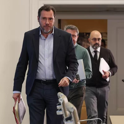 MADRID, 23/01/2026.- El ministro de Transportes, Óscar Puente (i), llega este viernes a ofrecer una rueda de prensa en Madrid, en la que ha asegurado que cree que contar ya con una tesis provisional de que el accidente pudo haberse producido por una rotura de la vía "previa o simultánea" al paso del Iryo siniestrado en Adamuz ofrece "cierta tranquilidad" por su prontitud, aunque ha insistido en que no es definitiva y habrá de confirmarse con pruebas. EFE/ Kiko Huesca
