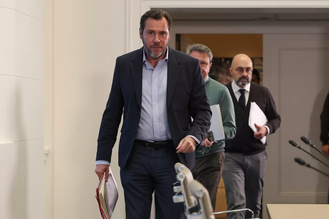 MADRID, 23/01/2026.- El ministro de Transportes, Óscar Puente (i), llega este viernes a ofrecer una rueda de prensa en Madrid, en la que ha asegurado que cree que contar ya con una tesis provisional de que el accidente pudo haberse producido por una rotura de la vía "previa o simultánea" al paso del Iryo siniestrado en Adamuz ofrece "cierta tranquilidad" por su prontitud, aunque ha insistido en que no es definitiva y habrá de confirmarse con pruebas. EFE/ Kiko Huesca
