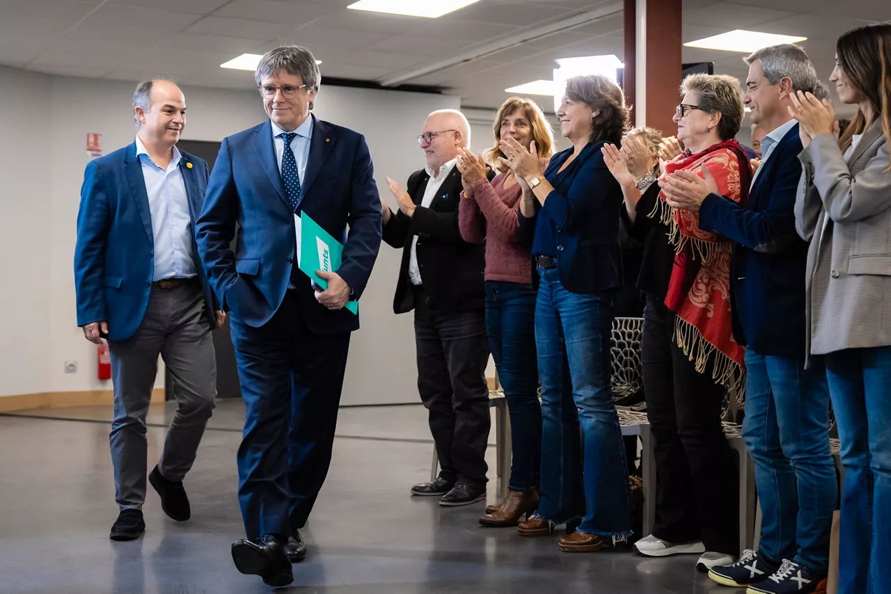 GRAFCAT4046. PERPIÑÁN (FRANCIA), 27/10/2025.- El presidente de JxCat, Carles Puigdemont, este lunes durante una comparecencia ante los medios sin admitir preguntas, después de la reunión de la dirección ejecutiva de JxCat, en la que ha avisado al presidente del Gobierno, Pedro Sánchez, de que a partir de ahora ya no podrá contar con la mayoría que permitió su investidura: "Podrá ocupar poltronas, pero no podrá gobernar. Podrá tener poder, pero no podrá ejercer el gobierno". EFE/David Borrat
