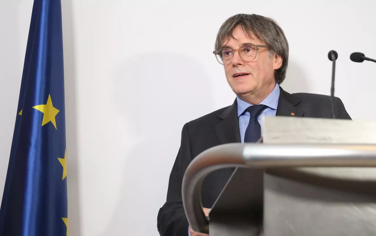 WATERLOO (Belgium), 06/10/2026.- Former Catalan regional president Carles Puigdemont delivers an institutional statement at the Casa de la Republica in Waterloo, Belgium, 06 October 2026. Spains Supreme Court lifted the arrest warrant against Puigdemont earlier in the day after the Constitutional Court ruled that the amnesty law applies to embezzlement linked to the Catalan independence process, paving the way for his return to Spain after nearly nine years in Belgium. (Bélgica, España) EFE/EPA/OLIVIER HOSLET
