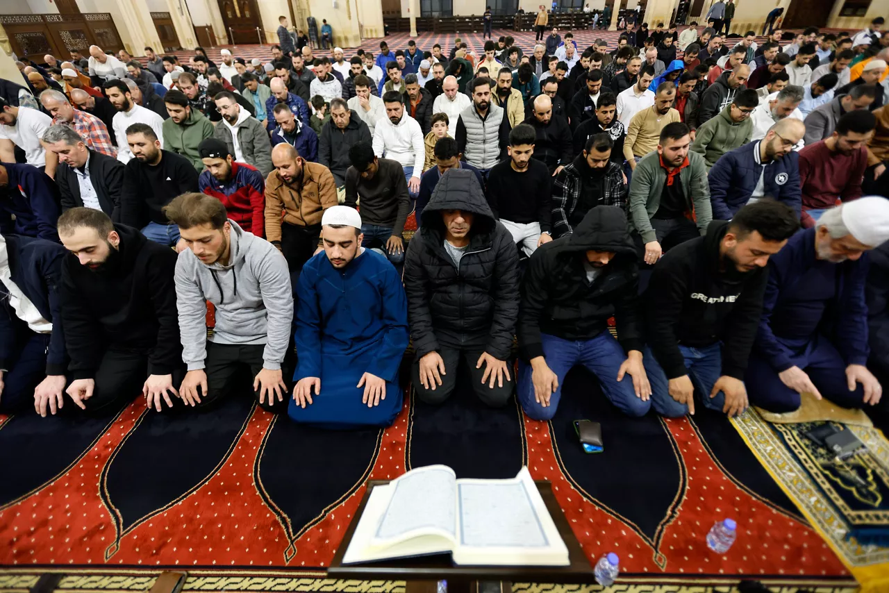 BEIRUT (Lebanon), 17/02/2026.- Muslims perform an evening prayer called 'Tarawih' on the first eve of the Islamic holy fasting month of Ramadan at Muhammad al-Amin Mosque in downtown Beirut, Lebanon, 17 February 2026. The start of Ramadan in Lebanon is on 18 February 2026, depending on the sighting of the crescent moon. Muslims around the world celebrate the holy month of Ramadan by praying during the night time and abstaining from eating, drinking, and sexual acts during the period between sunrise and sunset. (Líbano) EFE/EPA/WAEL HAMZEH
