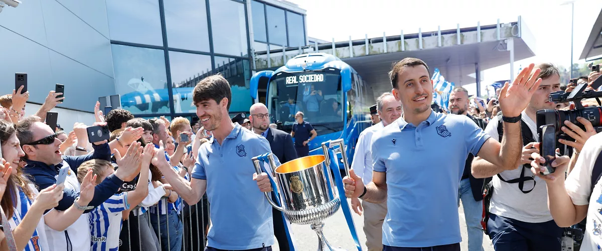 FOTODELDÍA - SAN SEBASTIÁN, 19/04/2026.- Los capitanes de la Real Sociedad, Aritz Elustondo (i) y Mikel Oyarzabal (d) a su llegada este domingo al aeropuerto de Hondarribia en un vuelo directo desde Sevilla donde anoche ganaron la final de la Copa del Rey. EFE/Javier Etxezarreta

