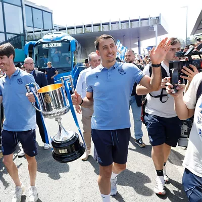 FOTODELDÍA - SAN SEBASTIÁN, 19/04/2026.- Los capitanes de la Real Sociedad, Aritz Elustondo (i) y Mikel Oyarzabal (d) a su llegada este domingo al aeropuerto de Hondarribia en un vuelo directo desde Sevilla donde anoche ganaron la final de la Copa del Rey. EFE/Javier Etxezarreta
