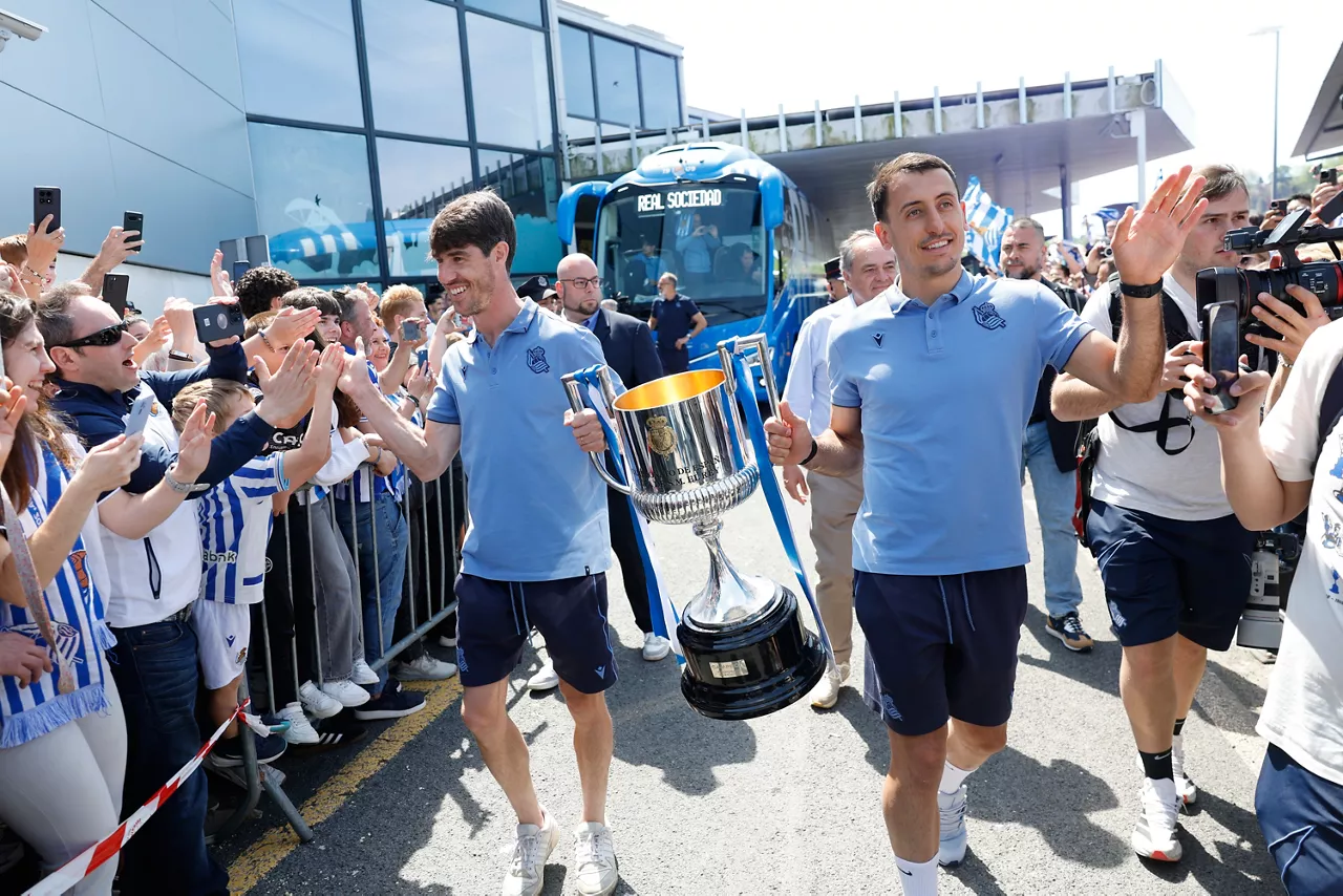 FOTODELDÍA - SAN SEBASTIÁN, 19/04/2026.- Los capitanes de la Real Sociedad, Aritz Elustondo (i) y Mikel Oyarzabal (d) a su llegada este domingo al aeropuerto de Hondarribia en un vuelo directo desde Sevilla donde anoche ganaron la final de la Copa del Rey. EFE/Javier Etxezarreta
