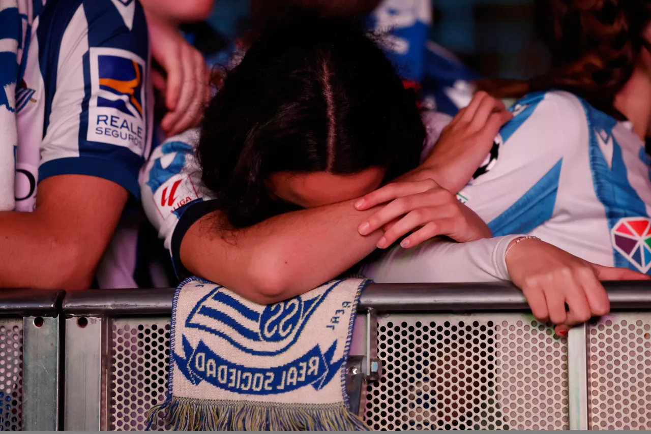 SAN SEBASTIÁN, 18/04/2026.- Aficionados de la Real Sociedad tras el segundo gol del Atlético de Madrid durante la final de la Copa del Rey que su equipo disputa ante el Atlético de Madrid hoy sábado en Sevilla. EFE/ Javier Etxezarreta
