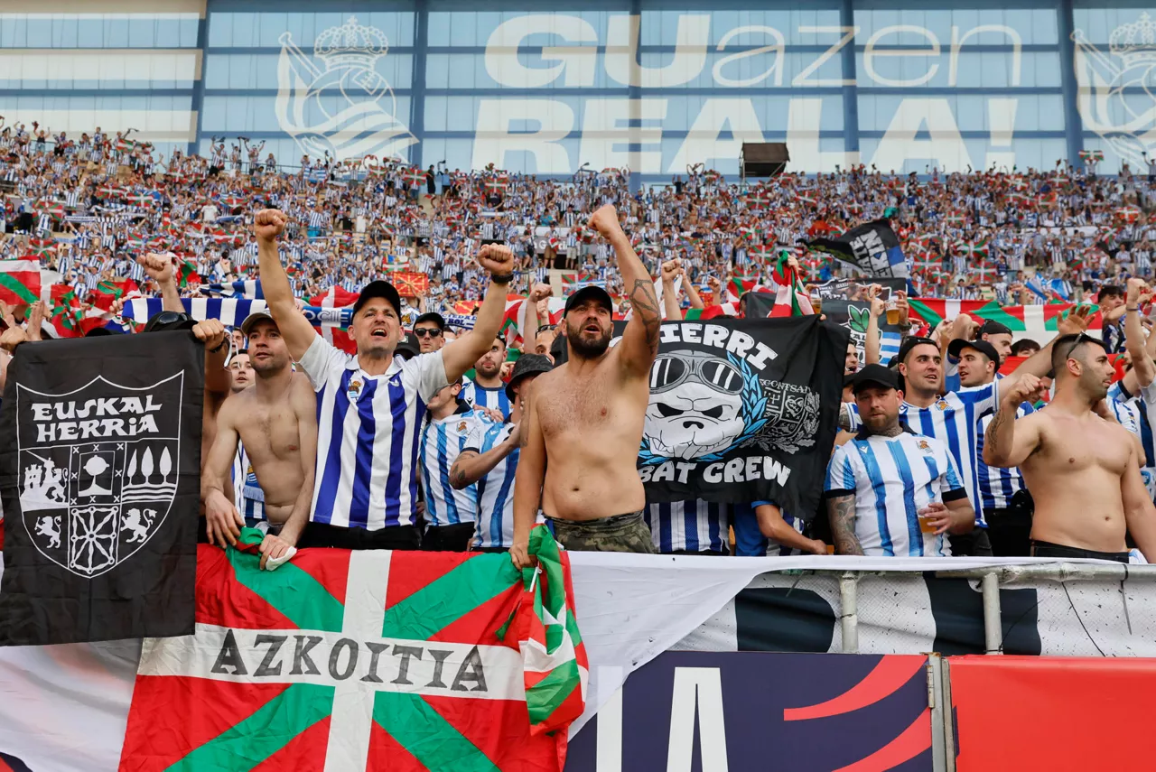 SEVILLA, 18/04/2026.- Aficionados de la Real Sociedad esperan el inicio del encuentro correspondiente a la final de la Copa del Rey que disputan este sábado Atlético de Madrid y Real Sociedad en el estadio La Cartuja, en Sevilla. EFE / José Manuel Vidal.
