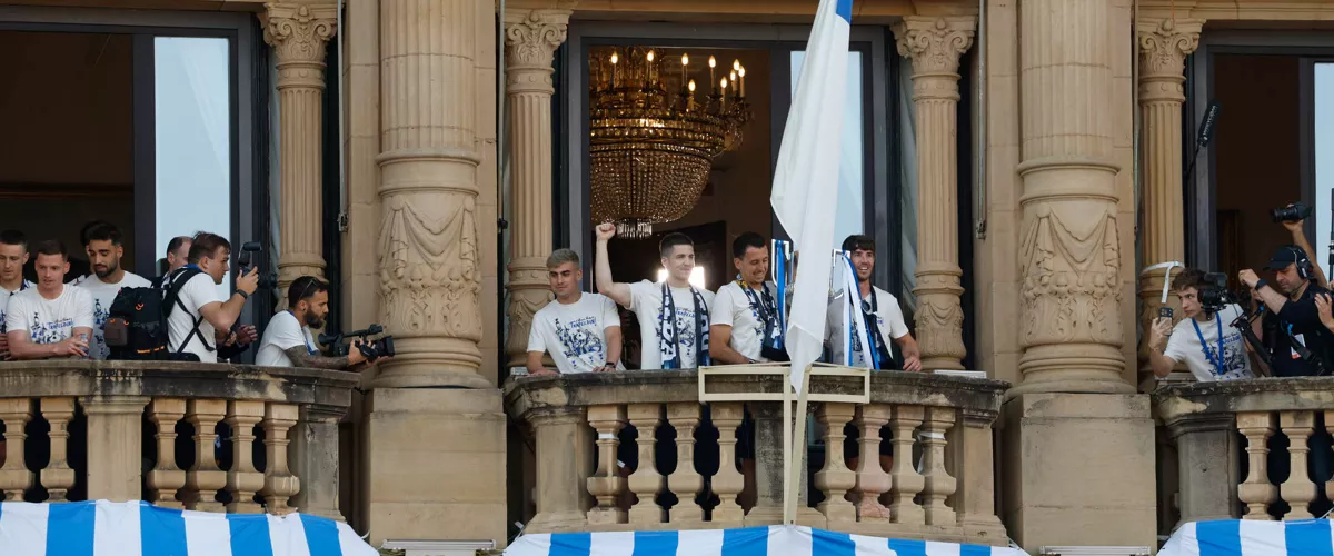 SAN SEBASTIÁN, 20/04/2026.- Los jugadores de la Real Sociedad muestran el trofeo de la Copa del Rey desde el balcón del Ayuntamiento durante la celebración de este lunes en San Sebastián. EFE/ Javier Etxezarreta
