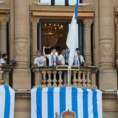 SAN SEBASTIÁN, 20/04/2026.- Los jugadores de la Real Sociedad muestran el trofeo de la Copa del Rey desde el balcón del Ayuntamiento durante la celebración de este lunes en San Sebastián. EFE/ Javier Etxezarreta

