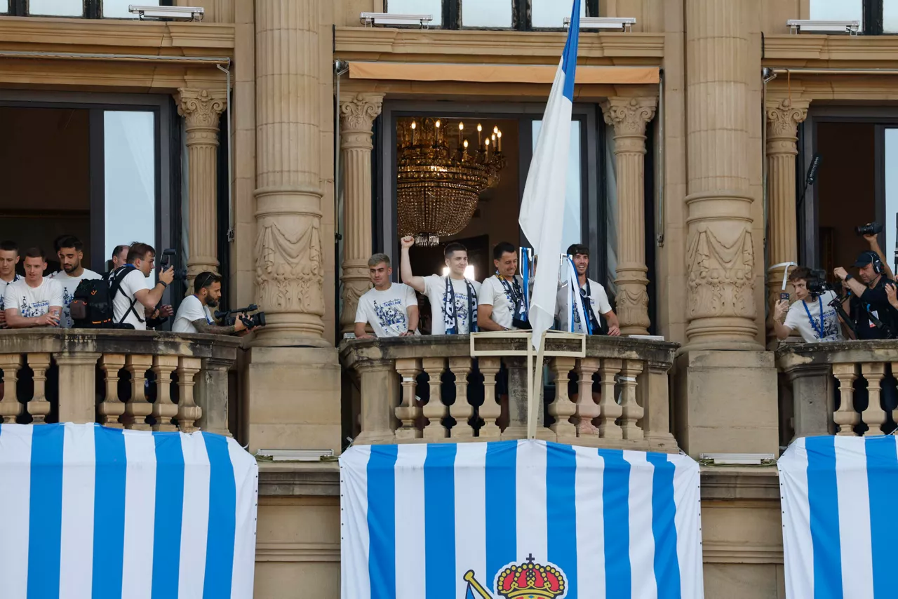 SAN SEBASTIÁN, 20/04/2026.- Los jugadores de la Real Sociedad muestran el trofeo de la Copa del Rey desde el balcón del Ayuntamiento durante la celebración de este lunes en San Sebastián. EFE/ Javier Etxezarreta
