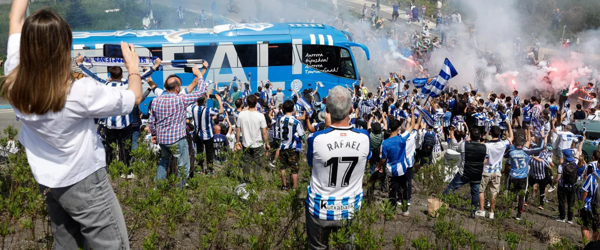 GRAFCAV2224. SAN SEBASTIÁN (ESPAÑA), 17/04/2026.- La afición de la Real Sociedad despide en Zubieta al autobús del equipo que se dirige al aeropuerto de Hondarribia para volar a Sevilla con el firme objetivo de regresar a casa con la Copa del Rey tras la final que disputará contra el Atlético de Madrid en La Cartuja. EFE/Juan Herrero.
