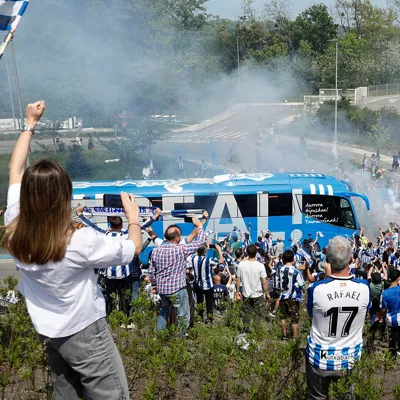 GRAFCAV2224. SAN SEBASTIÁN (ESPAÑA), 17/04/2026.- La afición de la Real Sociedad despide en Zubieta al autobús del equipo que se dirige al aeropuerto de Hondarribia para volar a Sevilla con el firme objetivo de regresar a casa con la Copa del Rey tras la final que disputará contra el Atlético de Madrid en La Cartuja. EFE/Juan Herrero.

