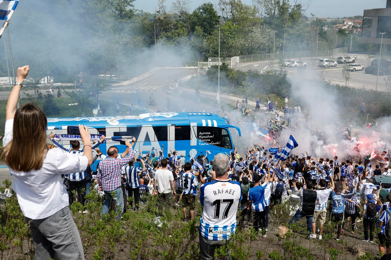 GRAFCAV2224. SAN SEBASTIÁN (ESPAÑA), 17/04/2026.- La afición de la Real Sociedad despide en Zubieta al autobús del equipo que se dirige al aeropuerto de Hondarribia para volar a Sevilla con el firme objetivo de regresar a casa con la Copa del Rey tras la final que disputará contra el Atlético de Madrid en La Cartuja. EFE/Juan Herrero.
