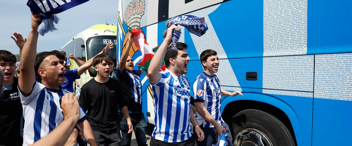 SAN SEBASTIÁN (ESPAÑA), 17/04/2026.- La afición de la Real Sociedad despide en Zubieta al autobús del equipo que se dirige al aeropuerto de Hondarribia para volar a Sevilla con el firme objetivo de regresar a casa con la Copa del Rey tras la final que disputará contra el Atlético de Madrid en La Cartuja. EFE/Juan Herrero.
