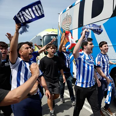 SAN SEBASTIÁN (ESPAÑA), 17/04/2026.- La afición de la Real Sociedad despide en Zubieta al autobús del equipo que se dirige al aeropuerto de Hondarribia para volar a Sevilla con el firme objetivo de regresar a casa con la Copa del Rey tras la final que disputará contra el Atlético de Madrid en La Cartuja. EFE/Juan Herrero.
