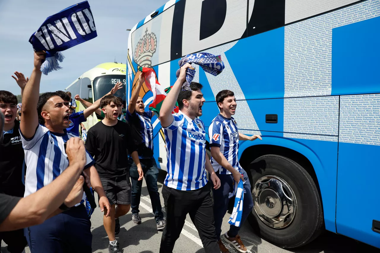 SAN SEBASTIÁN (ESPAÑA), 17/04/2026.- La afición de la Real Sociedad despide en Zubieta al autobús del equipo que se dirige al aeropuerto de Hondarribia para volar a Sevilla con el firme objetivo de regresar a casa con la Copa del Rey tras la final que disputará contra el Atlético de Madrid en La Cartuja. EFE/Juan Herrero.

