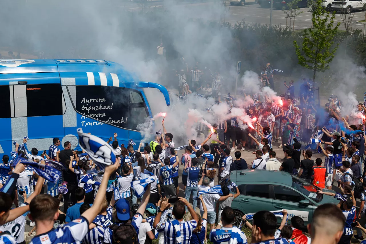 SAN SEBASTIÁN (ESPAÑA), 17/04/2026.- La afición de la Real Sociedad despide en Zubieta al autobús del equipo que se dirige al aeropuerto de Hondarribia para volar a Sevilla con el firme objetivo de regresar a casa con la Copa del Rey tras la final que disputará contra el Atlético de Madrid en La Cartuja. EFE/Juan Herrero.
