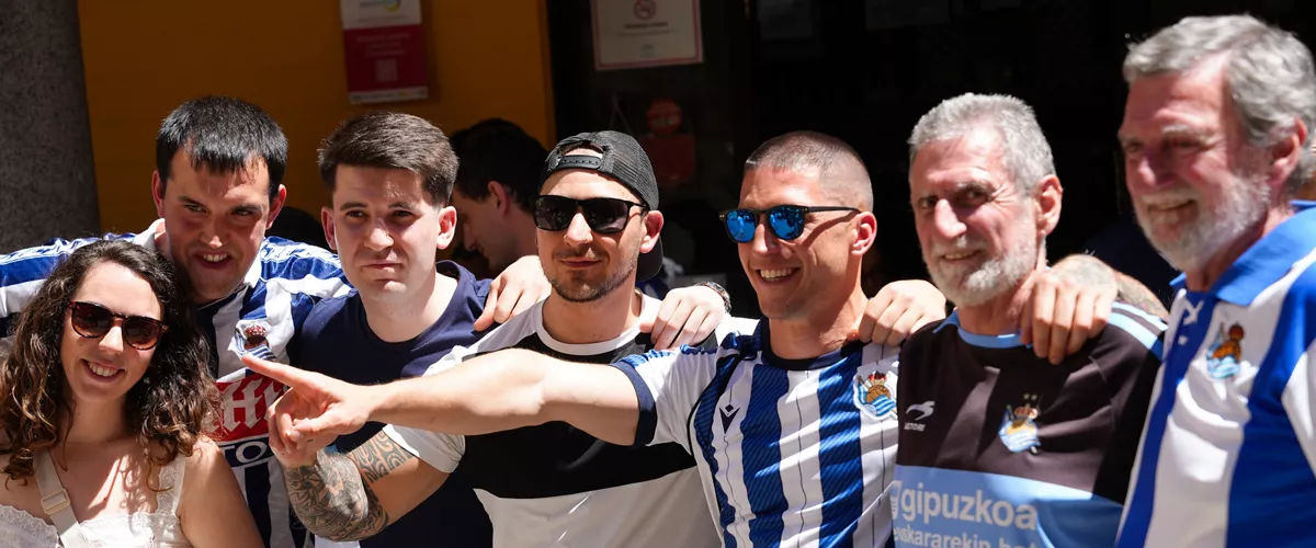 Aficionados de la real sociedad animan el ambiente en Sevilla a la espera del encuentro donde se disputa la Copa del Rey. A 17 de abril de 2026 en Sevilla (Andalucía, España). El estadio de La Cartuja de Sevilla acoge por séptima vez consecutiva una final de la Copa del Rey de Fútbol, este año el Atlético de Madrid se medirá con la Real Sociedad en un encuentro que tendrá lugar a partir de las 21,00h de este próximo sábado, 18 de Abril. Cabe recordar que los colchoneros han conquistado la copa en 10 ocasiones, frente a las tres de la Real sociedad.



María José López / Europa Press

17/4/2026