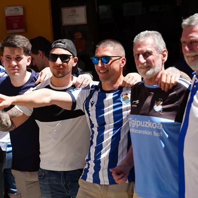 Aficionados de la real sociedad animan el ambiente en Sevilla a la espera del encuentro donde se disputa la Copa del Rey. A 17 de abril de 2026 en Sevilla (Andalucía, España). El estadio de La Cartuja de Sevilla acoge por séptima vez consecutiva una final de la Copa del Rey de Fútbol, este año el Atlético de Madrid se medirá con la Real Sociedad en un encuentro que tendrá lugar a partir de las 21,00h de este próximo sábado, 18 de Abril. Cabe recordar que los colchoneros han conquistado la copa en 10 ocasiones, frente a las tres de la Real sociedad.



María José López / Europa Press

17/4/2026