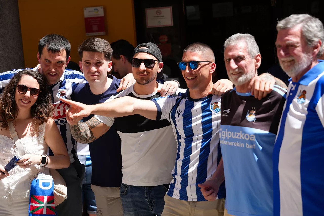 Aficionados de la real sociedad animan el ambiente en Sevilla a la espera del encuentro donde se disputa la Copa del Rey. A 17 de abril de 2026 en Sevilla (Andalucía, España). El estadio de La Cartuja de Sevilla acoge por séptima vez consecutiva una final de la Copa del Rey de Fútbol, este año el Atlético de Madrid se medirá con la Real Sociedad en un encuentro que tendrá lugar a partir de las 21,00h de este próximo sábado, 18 de Abril. Cabe recordar que los colchoneros han conquistado la copa en 10 ocasiones, frente a las tres de la Real sociedad.



María José López / Europa Press

17/4/2026