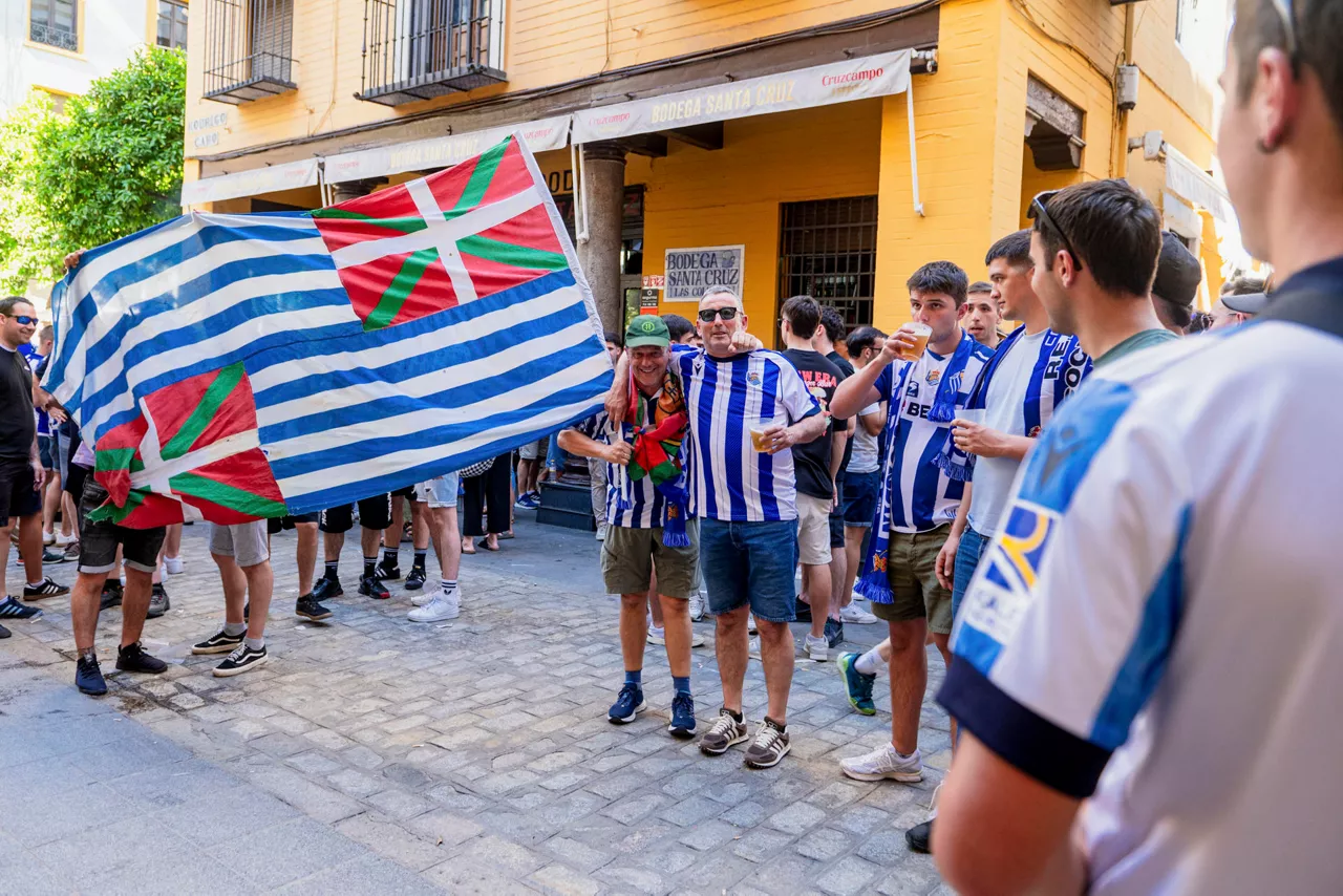 SEVILLA, 17/04/2026,- Aficionados de la Real Sociedad durante el día previo a la final de la Copa del Rey, hoy viernes en Sevilla. EFE/ Mauri Buhigas
