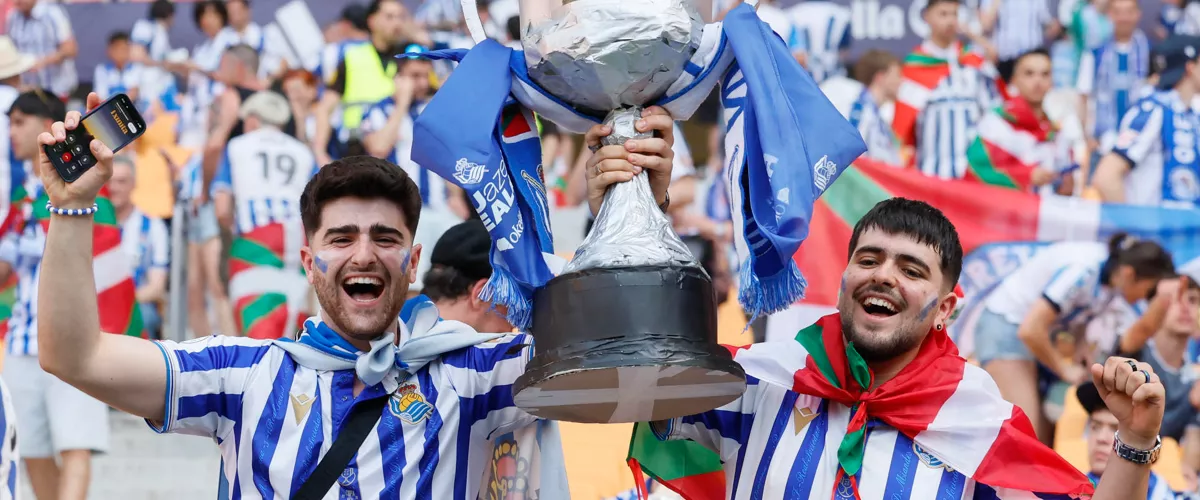 SEVILLA, 18/04/2026.- Aficionados de la Real Sociedad esperan el inicio del encuentro correspondiente a la final de la Copa del Rey que disputan este sábado Atlético de Madrid y Real Sociedad en el estadio La Cartuja, en Sevilla. EFE / José Manuel Vidal.
