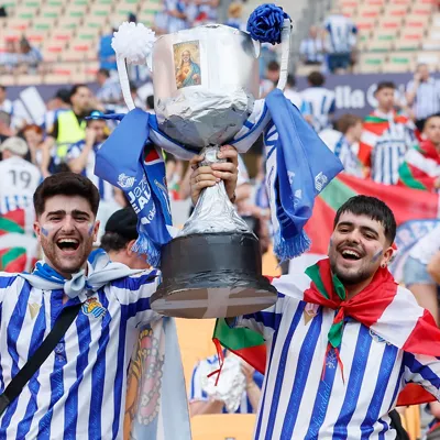 SEVILLA, 18/04/2026.- Aficionados de la Real Sociedad esperan el inicio del encuentro correspondiente a la final de la Copa del Rey que disputan este sábado Atlético de Madrid y Real Sociedad en el estadio La Cartuja, en Sevilla. EFE / José Manuel Vidal.
