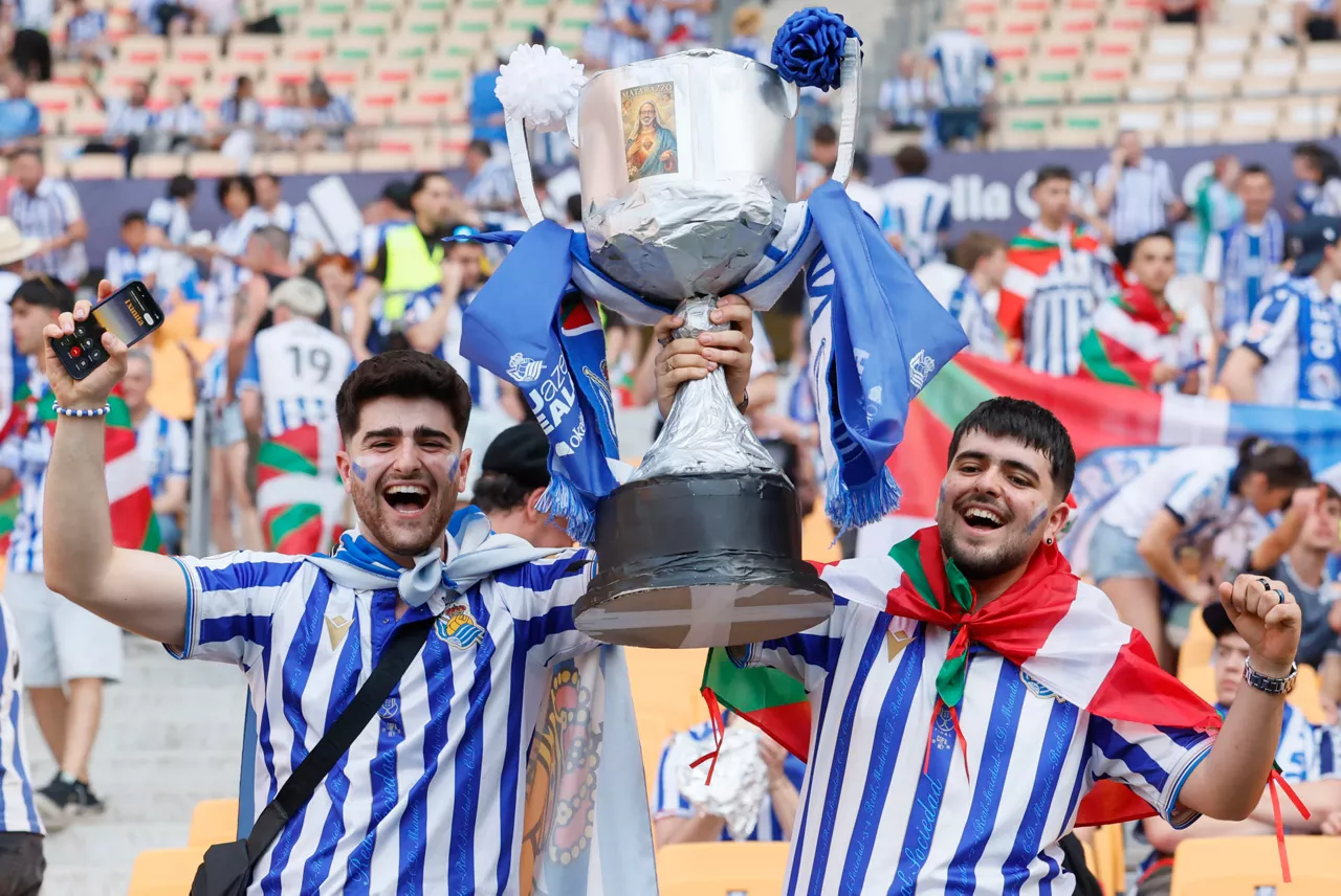 SEVILLA, 18/04/2026.- Aficionados de la Real Sociedad esperan el inicio del encuentro correspondiente a la final de la Copa del Rey que disputan este sábado Atlético de Madrid y Real Sociedad en el estadio La Cartuja, en Sevilla. EFE / José Manuel Vidal.
