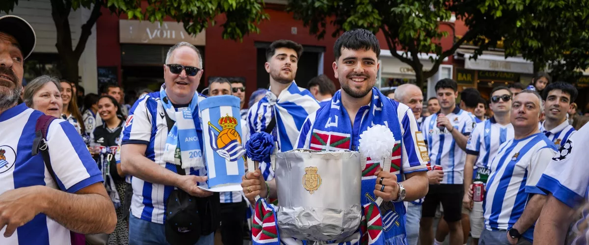 Imágenes de las aficiones del Atlético de Madrid y Real Sociedad en las calles de Sevilla a horas de disputarse la Final de la Copa del Rey. A 18 de abril de 2026 en Sevilla (Andalucía, España). El estadio de La Cartuja de Sevilla acoge por séptima vez consecutiva una final de la Copa del Rey de Fútbol, este año el Atlético de Madrid se medirá con la Real Sociedad en un encuentro que tendrá lugar a partir de las 21,00h de hoy. Cabe recordar que los colchoneros han conquistado la copa en 10 ocasiones, frente a las tres de la Real Sociedad.



Joaquín Corchero / Europa Press

18/4/2026
