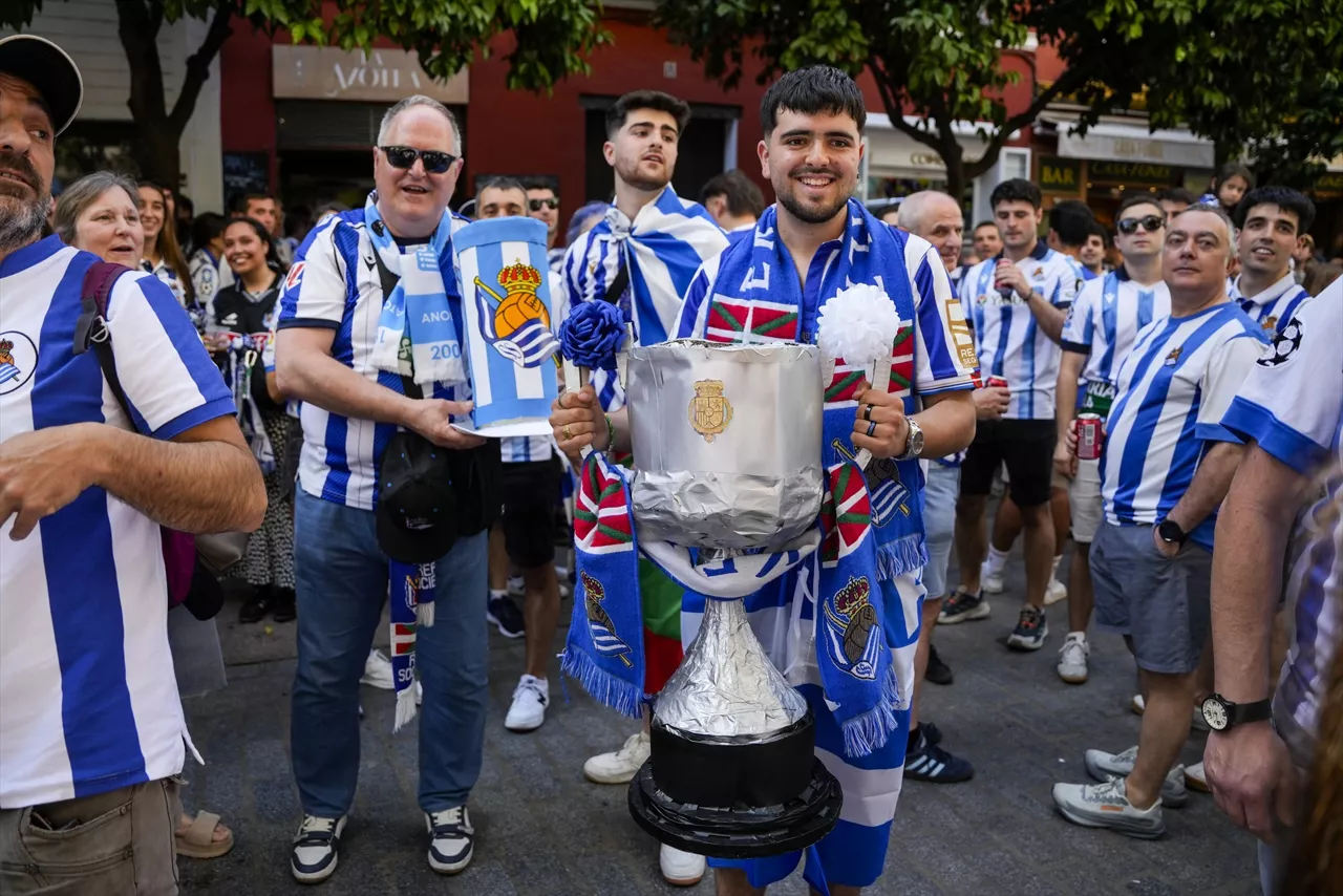 Imágenes de las aficiones del Atlético de Madrid y Real Sociedad en las calles de Sevilla a horas de disputarse la Final de la Copa del Rey. A 18 de abril de 2026 en Sevilla (Andalucía, España). El estadio de La Cartuja de Sevilla acoge por séptima vez consecutiva una final de la Copa del Rey de Fútbol, este año el Atlético de Madrid se medirá con la Real Sociedad en un encuentro que tendrá lugar a partir de las 21,00h de hoy. Cabe recordar que los colchoneros han conquistado la copa en 10 ocasiones, frente a las tres de la Real Sociedad.



Joaquín Corchero / Europa Press

18/4/2026