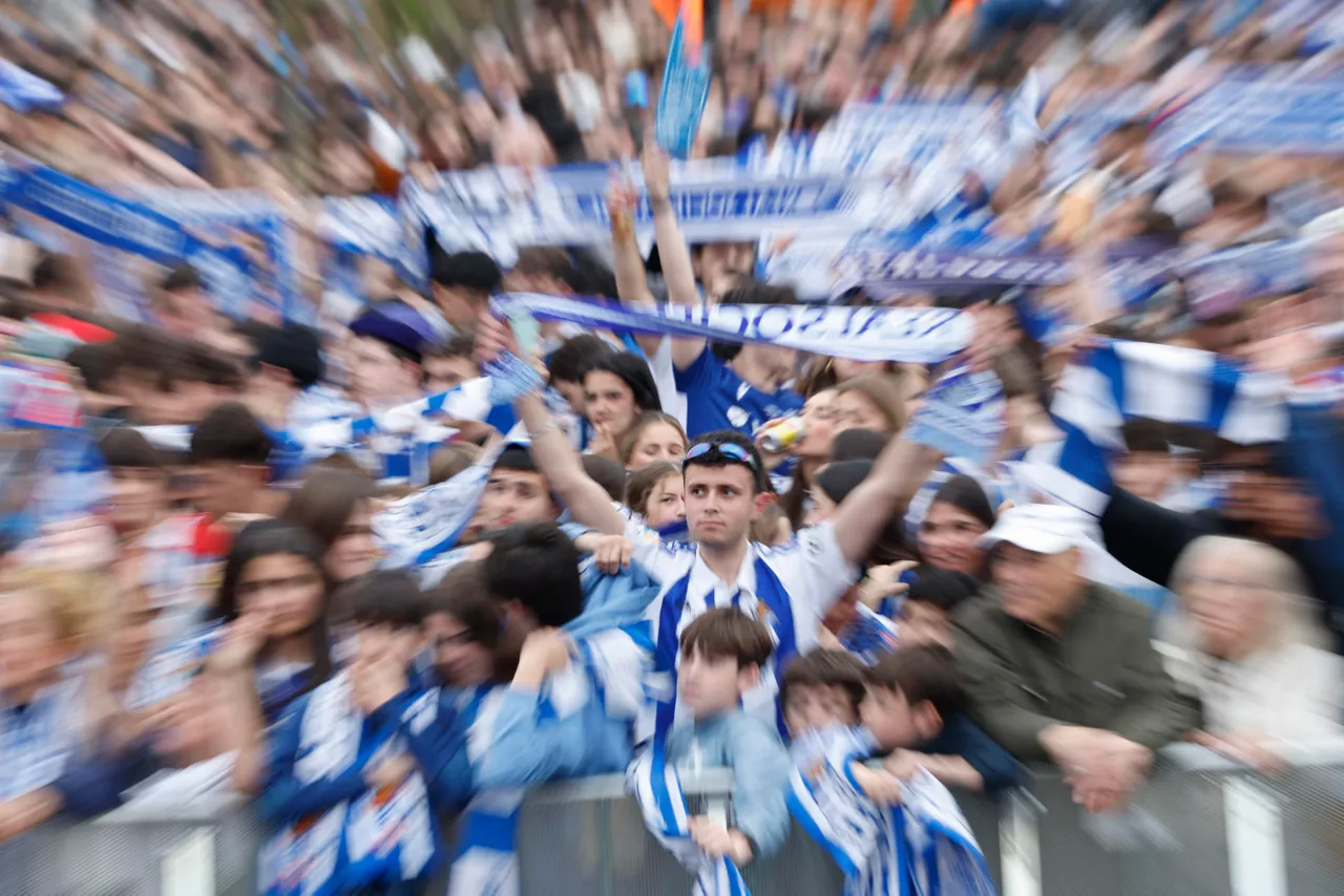 SAN SEBASTIÁN, 18/04/2026.- Aficionados de la Real Sociedad esperan en la playa de la Concha, de San Sebastián, el inicio del encuentro correspondiente a la final de la Copa del Rey que disputan este sábado frente al Atlético de Madrid en el estadio La Cartuja, en Sevilla. EFE / Javier Etxezarreta.
