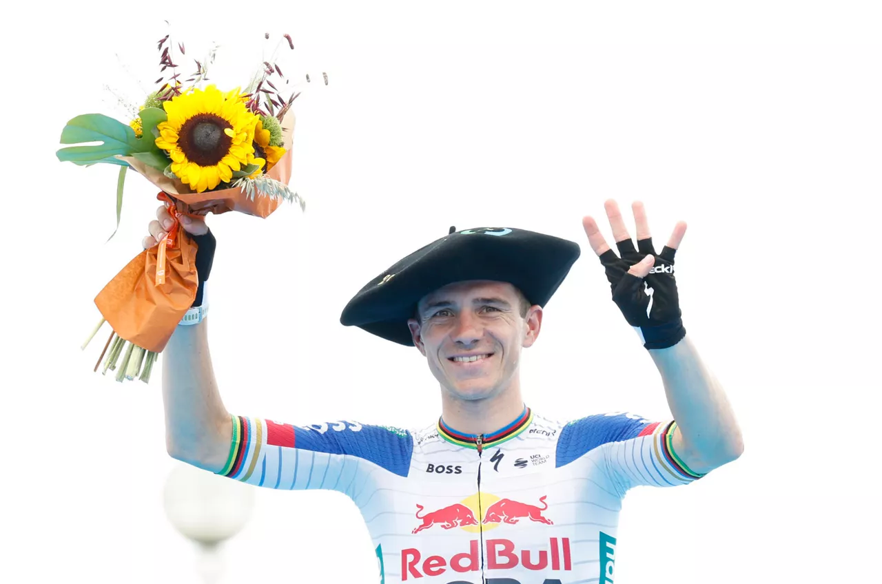 GRAFCAV7078. SAN SEBASTIÁN (ESPAÑA), 01/08/2026.- El ciclista belga Remco Evenepoel ha logrado con autoridad adjudicarse este sábado la Clásica San Sebastián, la cuarta en su carrera, tras imponerse al sprint al ecuatoriano Richard Carapaz, su compañero de una escapada labrada en el último puerto de Murgil a menos de diez kilómetros de meta. EFE/Juan Herrero.
